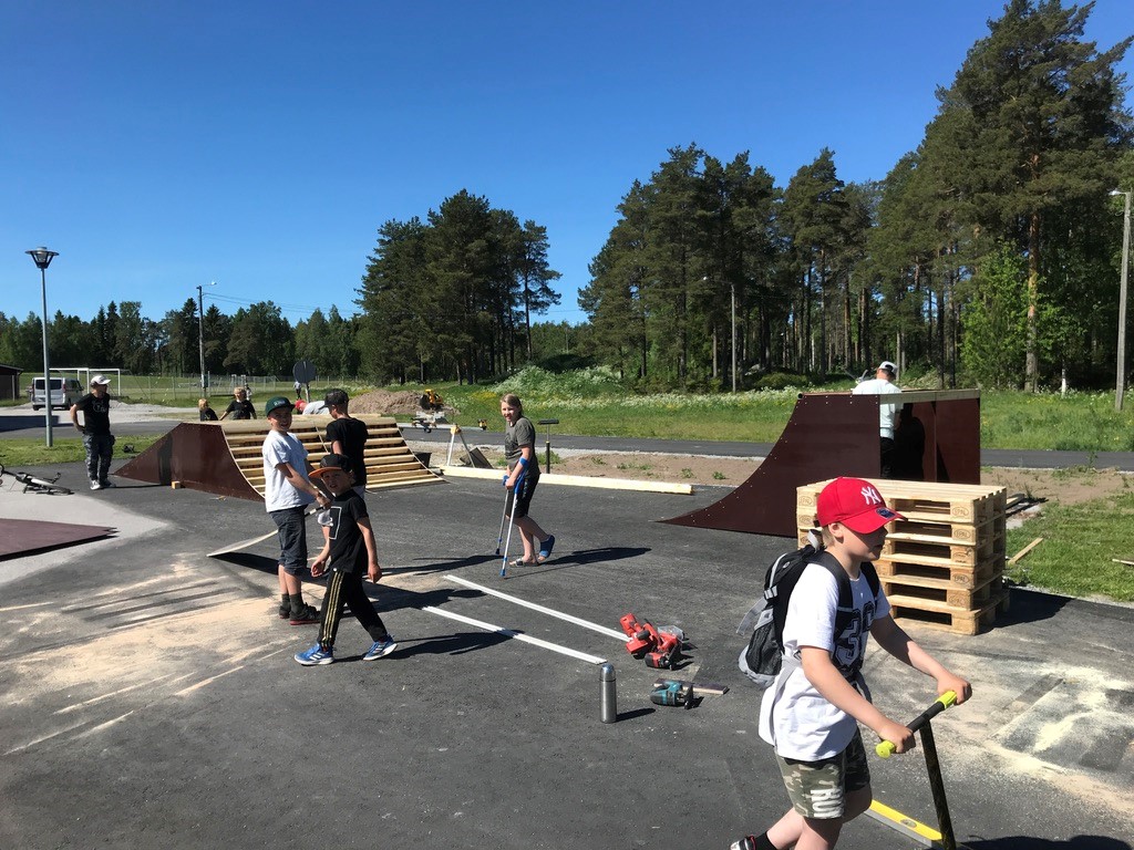 Barn vid ramperna.