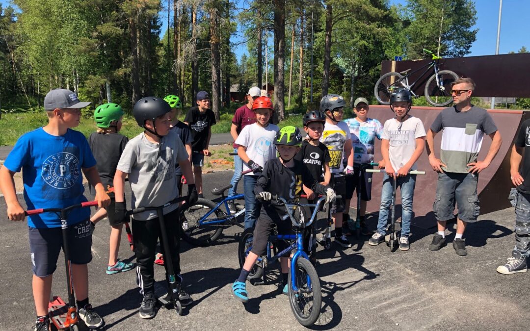 Barn vid ramperna i Nykarleby.