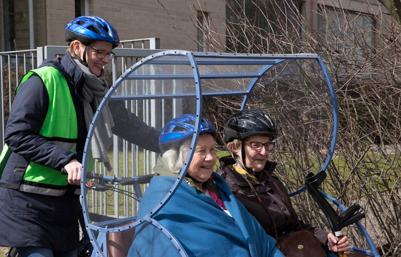 Folkhälsans cykelshor med två passagerare.