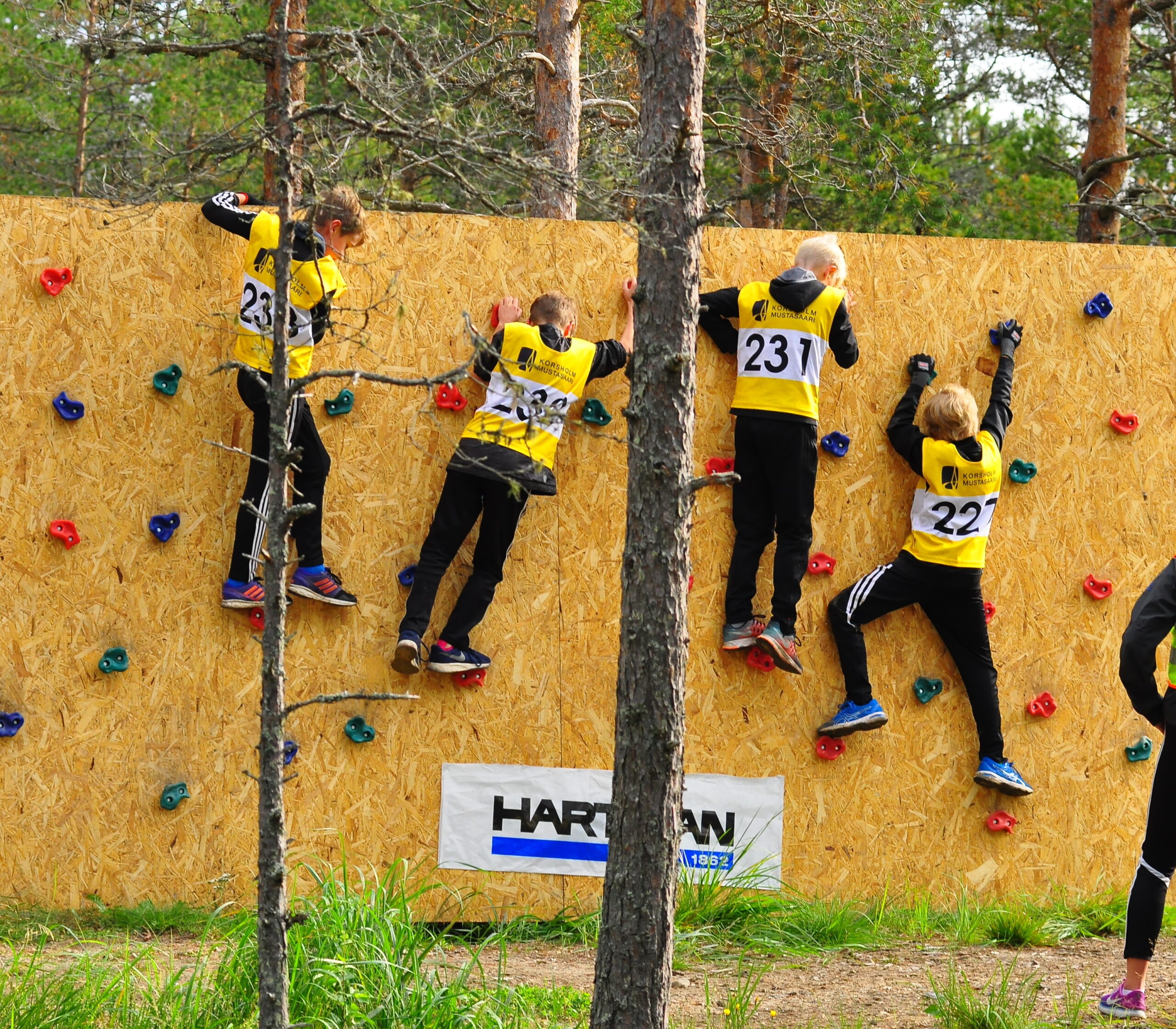 Barn på hinderbanans klättervägg i Solf.
