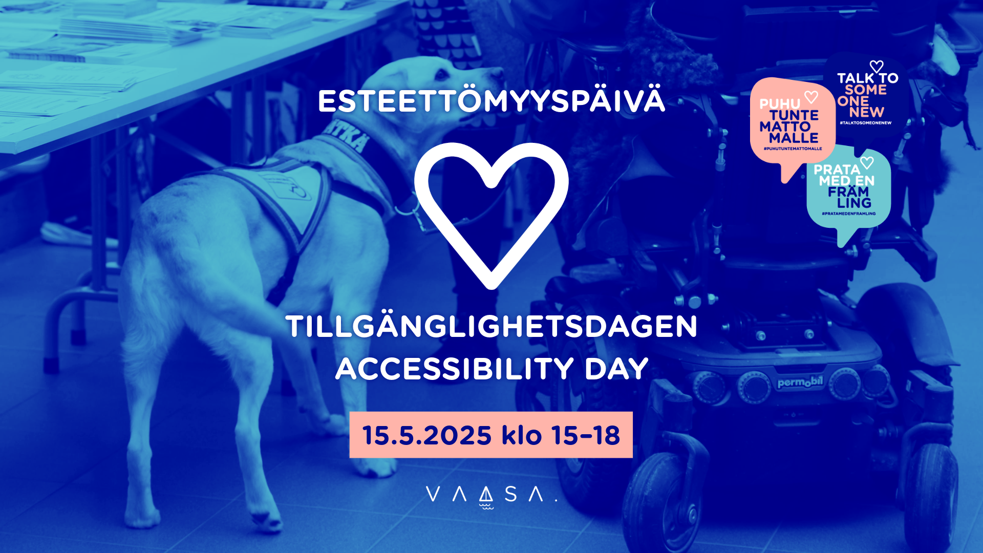 Sinisen värin takaa näkyy opaskoira ja pyörätuoli. Vieressä pöytä, jossa esitteitä.